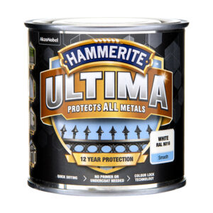 Burk med Hammerite Ultima metallfärg vit RAL 9016 för alla metaller ger 12 års skydd ingen primer behövs snabbtorkande avancerad färgteknologi pålitligt resultat.
