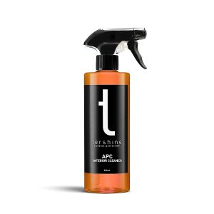 Flaska med bilrengöringsmedel APC från Tershine för interiörvård. Svart etikett med vitt tryck. Effektiv rengöring för bilens inre ytor. Sprayflaska på vit bakgrund.