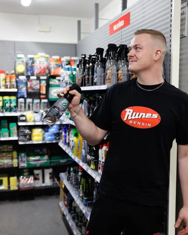 Säg hej till vår kollega Jonathan! Vi ställde två frågor till honom för att lära känna han lite bättre 🌟

Kan du tipsa oss om en av dina favoritprodukter som går att köpa på macken? 
💬 - “Om jag får välja en interiörprodukt hade jag valt Turtle´s Mist Interior Detailer. Den rengör bra, luktar gott, och lämnar inte en flammig yta efter sig som vissa andra medel kan göra. Dessutom har den en väldigt jämn och fin spraybild!” 

Vad är det bästa med att arbeta på Runes Bensin? 
💬 - “Jag gillar att det är ett mindre företag, man blir inte bara en i mängden utan man blir uppskattad på ett helt annat vis. Dessutom har jag fantastiska kollegor, och jobbet i sig är väldigt fritt och varierande 😊 Sen är det helt klart en bonus att få jobba med bilvård och reservdelar när man själv har ett fordonsintresse!”

#runesbensin #emmaboda #kollegor #bilvård