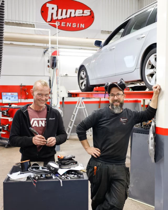 Våra verkstadsarbetare är som superhjältar, fast utan mantlar – men med verktyg istället 🛠️ De har koll på allt från oljebyten till att rädda bilen från den där ”mystiska ljudet” som alltid dyker upp på väg till semestern. Det spelar ingen roll om det handlar om att byta en glödlampa eller ge bilen en ”hälsokontroll” – här på Runes Bilservice fixar våra experter det mesta, med ett leende på läpparna och en skruvmejsel i handen 😄🚗

#runesbensin #runesbilservice #bilservice #bilverkstad #emmaboda #kollegor