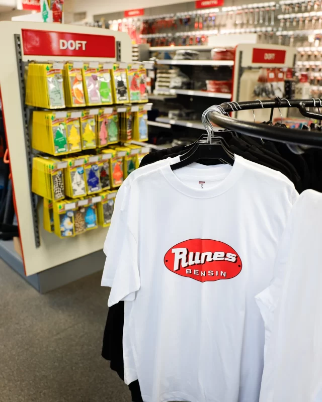 Behöver ni julklappstips? 🎁 Vår populära original t-shirt finns både på macken och i vår webbshop! En perfekt present till alla som älskar Runes Bensin lika mycket som vi gör. Sätt lite extra stil på julen med en t-shirt som både värmer och visar upp kärleken för vår originalmack 😎🎄

#runesbensin #emmaboda #julklappstips
