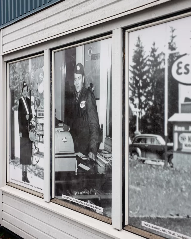 Har ni sett de nostalgiska bilderna från 50-talet som pryder utsidan av Runes Bensin? 📸✨ De ger en fin inblick i vår historia och påminner oss om den resa vi gjort sedan starten. Dessa bilder är inte bara en hyllning till vårt arv, utan även till alla de som varit med på resan. Kom förbi och titta på bilderna som tar oss tillbaka i tiden – en fin påminnelse om tradition och kvalitet som står sig än idag ⛽️

#runesbensin #emmaboda #historia